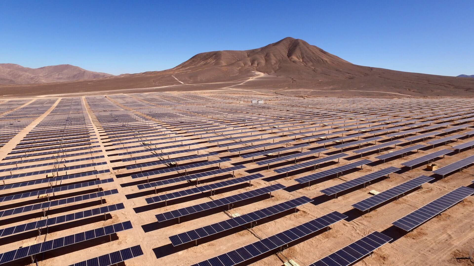 砂漠地帯の太陽光パネルの課題解決！株式会社未来機械