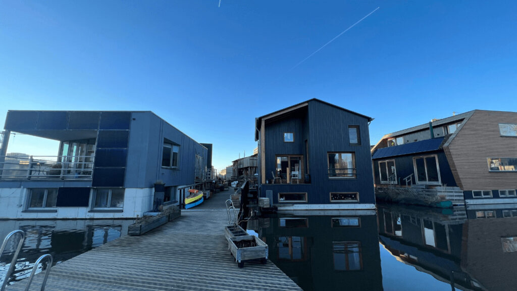 オランダの運河に浮かぶ！サステナブルな水上住宅 Schoonschip